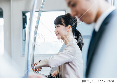 電車　移動　ビジネス　女性　撮影協力・京王電鉄株式会社 35573978