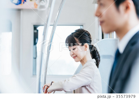 電車　移動　ビジネス　女性　撮影協力・京王電鉄株式会社 35573979