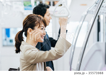 電車 移動 ビジネス 男女 撮影協力・京王電鉄株式会社 電車 移動 ビジネス 男女 撮影協力・京王電鉄株式会社 35573988