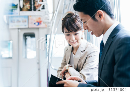 電車 移動 ビジネス 男女 撮影協力・京王電鉄株式会社 電車 移動 ビジネス 男女 撮影協力・京王電鉄株式会社 35574004