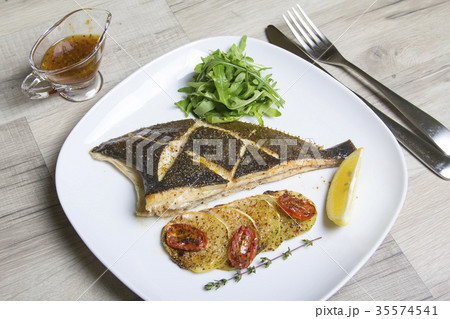 Fried flounder with zucchini, tomatoes and arugula 35574541