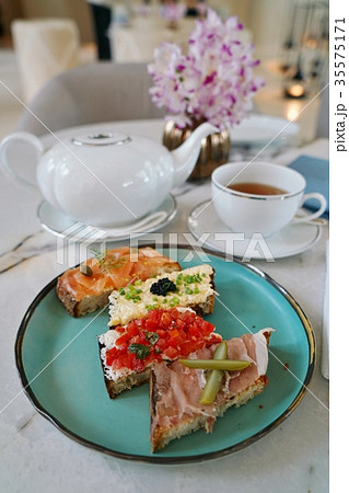 オープンサンド、軽食、アフタヌーンティー、ティータイムのイメージ写真 オープンサンド、軽食、アフタヌーンティー、ティータイムのイメージ写真 35575171