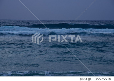 奄美 荒れる大浜海浜公園03 奄美 荒れる大浜海浜公園03 35575510