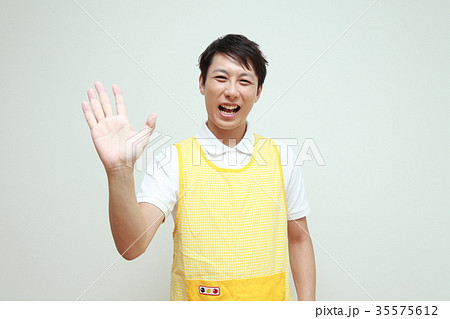 保育士 (カメラ目線 コピースペース 上半身 エプロン 先生 福祉 男性 30代 教育 育児 託児) 保育士 (カメラ目線 コピースペース 上半身 エプロン 先生 福祉 男性 30代 教育 育児 託児) 35575612