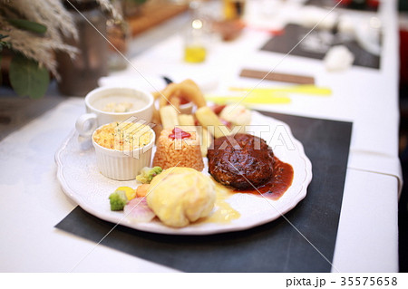 結婚式 パーティー 披露宴 ウェディング お子様ランチ コース料理 レストラン 飲食店 の写真素材