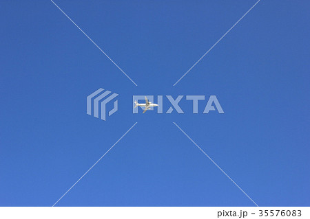 White airplane flying White airplane flying 35576083