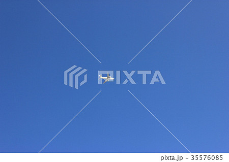 White airplane flying 35576085