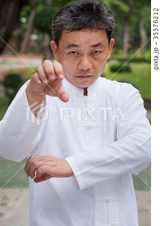 old man practicing tiger claw style gongfu old man practicing tiger claw style gongfu 35576212