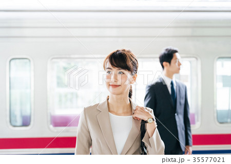 ビジネス　女性　電車　撮影協力・京王電鉄株式会社 35577021