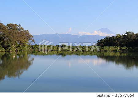 【山梨県】秋の甲斐市矢木羽湖の富士山ビュー 【山梨県】秋の甲斐市矢木羽湖の富士山ビュー 35577054