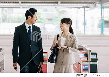 ビジネス 男女 電車 撮影協力・京王電鉄株式会社 ビジネス 男女 電車 撮影協力・京王電鉄株式会社 35577056