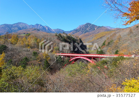 山梨県 紅葉の清里高原 東沢大橋と八ヶ岳の写真素材