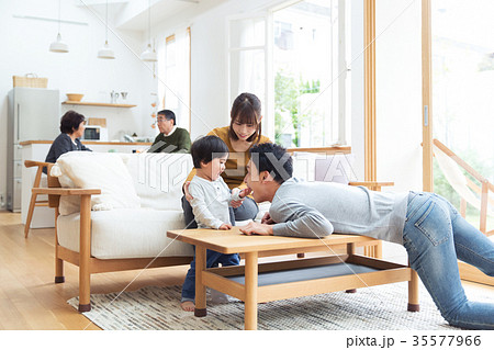 家族 3世代 子育て イクメン 35577966