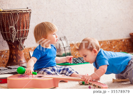 Boys with musical instruments 35578979