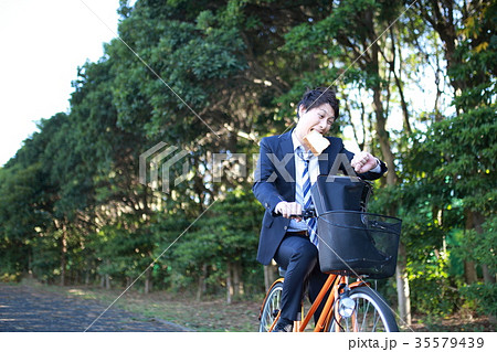 男性1人 自転車 出勤 ビジネス 仕事 新生活 会社員 サラリーマン スーツ 営業マン 遅刻 の写真素材