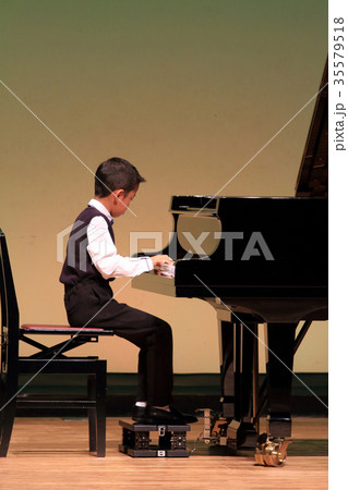 発表会でピアノを弾く小学生(2年生) 発表会でピアノを弾く小学生(2年生) 35579518