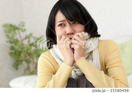 体が冷える女性 体が冷える女性 35580499