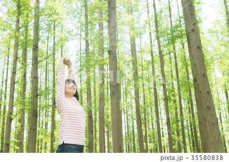 森林浴する女性 35580838