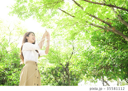 森林浴する若い女性 35581112