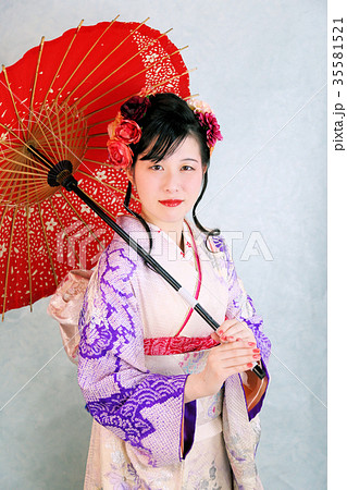 成人振袖晴れ着姿の日本人女性・成人式・成人前撮り 成人振袖晴れ着姿の日本人女性・成人式・成人前撮り 35581521