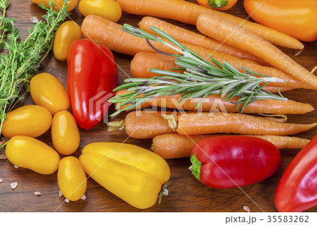 Carrots with basil, thyme, peppers 35583262