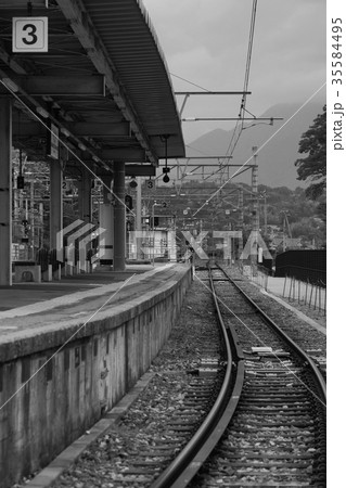 ローカル線の駅 35584495