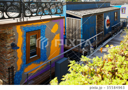 天王洲アイル第三水辺広場 台船アート 建物の写真素材