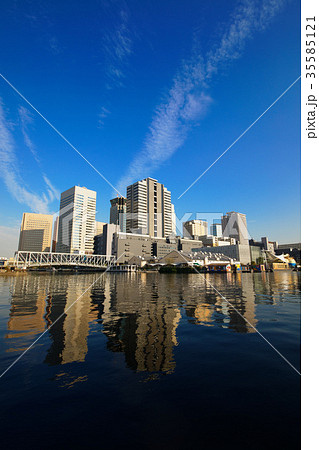天王洲アイルの高層ビル群とふれあい橋 天王洲アイルの高層ビル群とふれあい橋 35585121