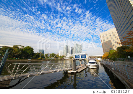 天王洲アイル第二水辺広場、リバーテラスと高層ビル群 35585127