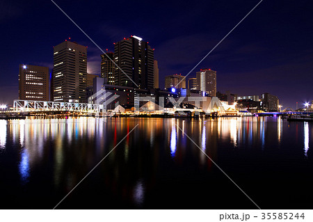 天王洲アイルの高層ビル群と夜景　ふれあい橋 35585244