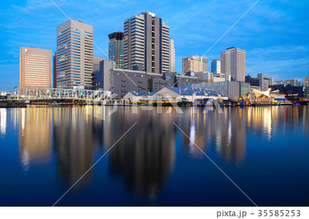 天王洲アイルの高層ビル群と夜景　ふれあい橋 35585253