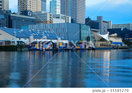 夕暮れの天王洲アイル第三水辺広場と高層ビル群 夕暮れの天王洲アイル第三水辺広場と高層ビル群 35585270