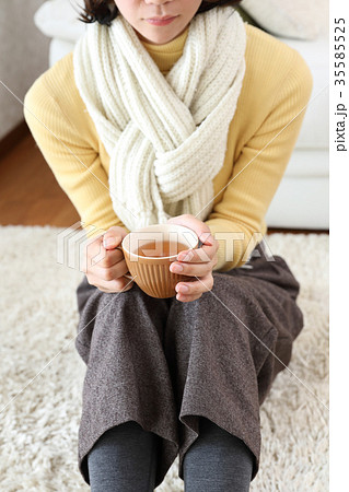 暖かい飲み物を飲む 暖かい飲み物を飲む 35585525