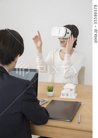 建築予定の家をバーチャル映像で確認する女性 35586378
