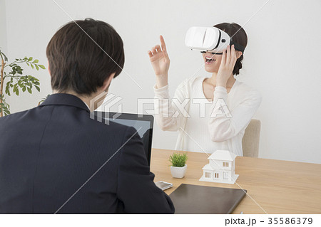 建築予定の家をバーチャル映像で確認する女性 35586379