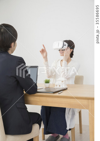建築予定の家をバーチャル映像で確認する女性 35586695