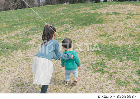 1 year old & 6 years old 1 year old & 6 years old 35586937