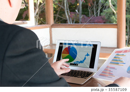 公園で仕事するビジネスマン 35587109