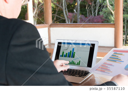 公園で仕事するビジネスマン 35587110