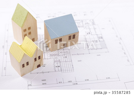 木の住宅と図面の写真素材