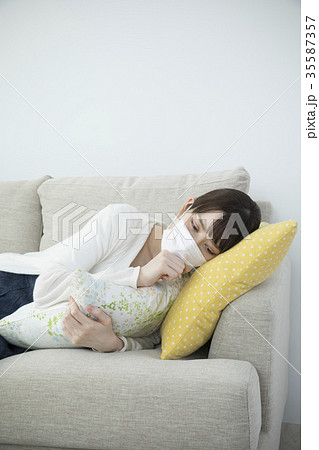 風邪で寝込む女性　体調不良 35587357