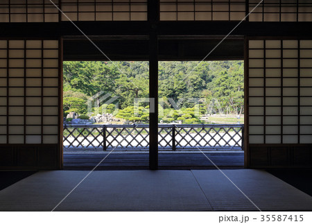 栗林公園、掬月亭の初莚観北棟から涵翠池方向を見る 35587415
