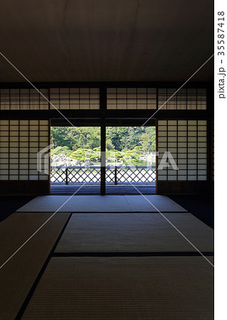 栗林公園、掬月亭の初莚観北棟から涵翠池方向を見る 35587418