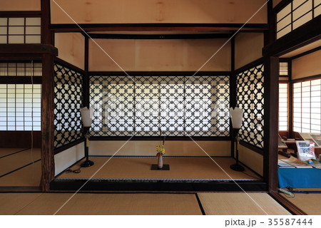 栗林公園、掬月亭の初莚観の床の間と井桁菱格子 35587444