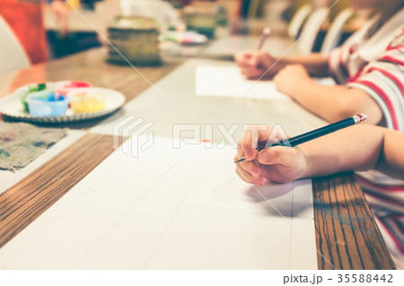 Children's hand prepare drawing on art class. Vint 35588442