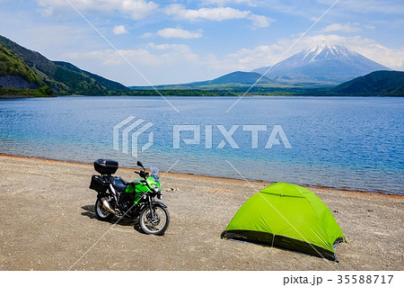 湖畔のキャンプ 湖畔のキャンプ 35588717