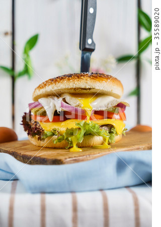 burger with egg 35589020
