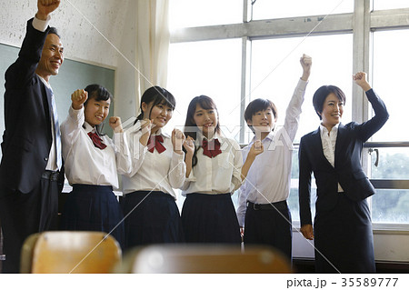 記念写真を撮る先生と中学生 35589777