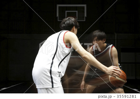 バスケをする男性　ドリブル 35591281