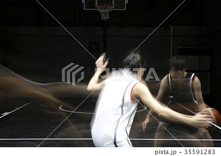 バスケをする男性 ドリブル バスケをする男性 ドリブル 35591283